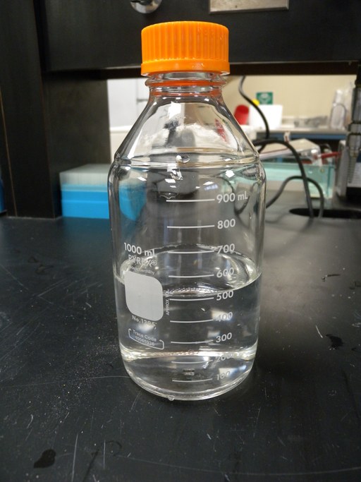 Pour 500ml de-ionized water from the graduated cylinder into a 1L glass jar and add a stir bar.